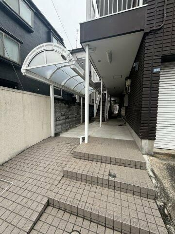 ビューハイム・コヤナギ・岡村のエントランス