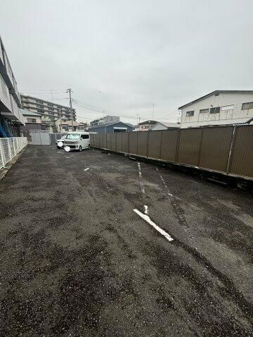 ビューハイム・コヤナギ・岡村の駐車場