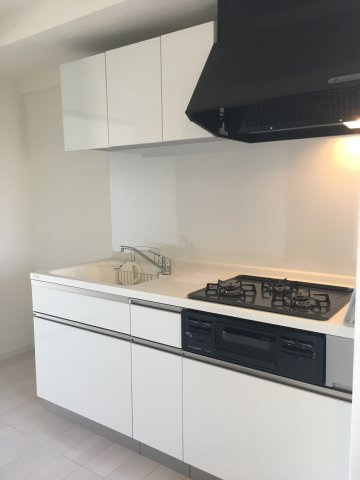 ラムール住吉のキッチン|コンパクトなキッチンで掃除もラクラク