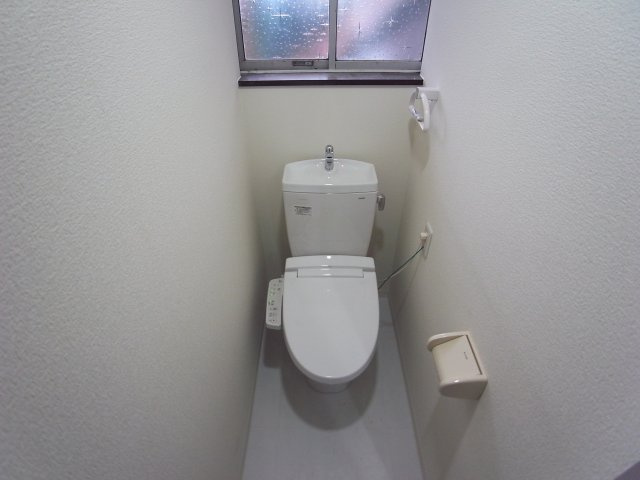 ラムール鈴蘭台南のトイレ|ゆったりとした空間のトイレです