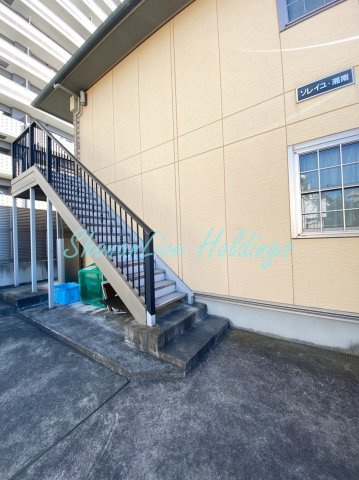 藤沢市高倉のアパートのエントランス