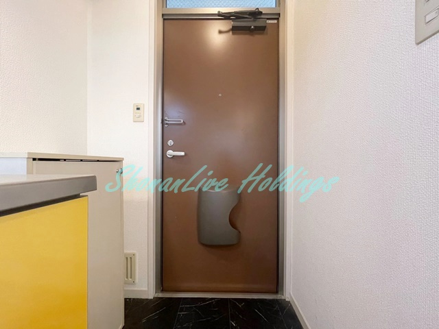 藤沢市高倉のアパートの玄関