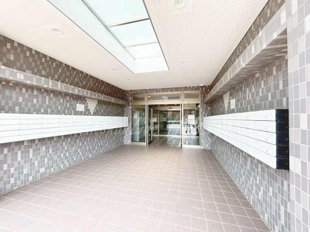 横浜市戸塚区川上町の賃貸マンションのエントランス