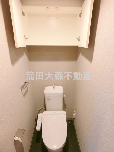 プライマル西蒲田のトイレ|吊戸棚と温水洗浄便座付きのトイレ