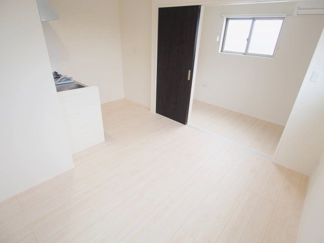 セブンプロート船越南3丁目の居間・リビング