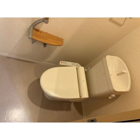 温水洗浄便座付きのトイレです♪