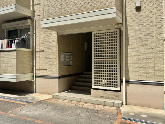 グランモア航　A棟のエントランス