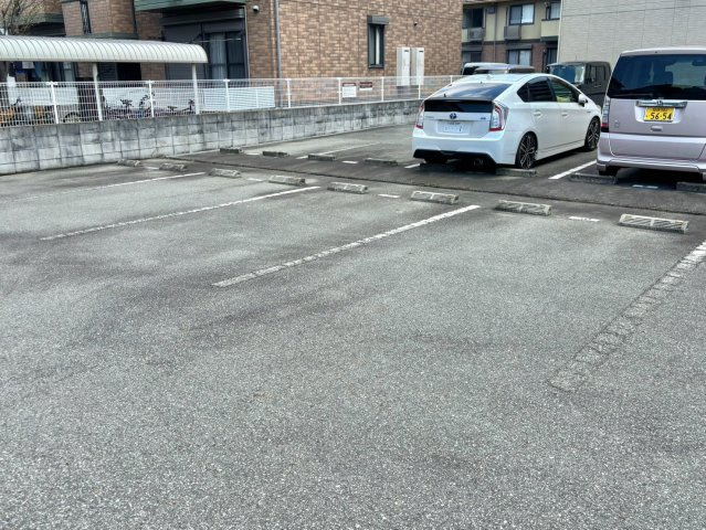 グランモア航　A棟の駐車場