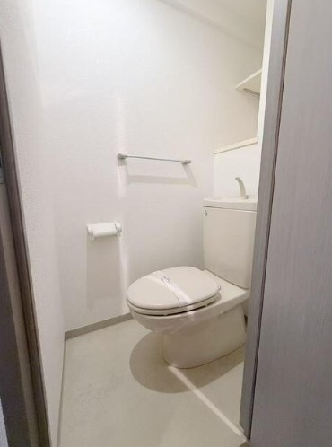 【トイレ】 | メインステージ池袋 | 白を基調とした清潔感があるトイレ。