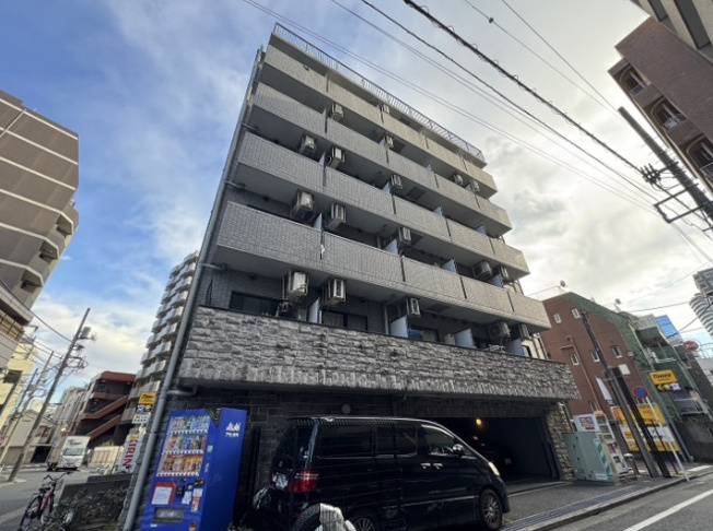 【外観】 | メインステージ池袋 | モダンでスタイリッシュな印象を与えるグレーを基調とした外観。