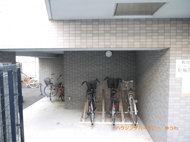 【駐輪場】 | メインステージ池袋 | 屋根付きの駐輪場となっていますので、雨の日でも大切な自転車が濡れずに済みます。