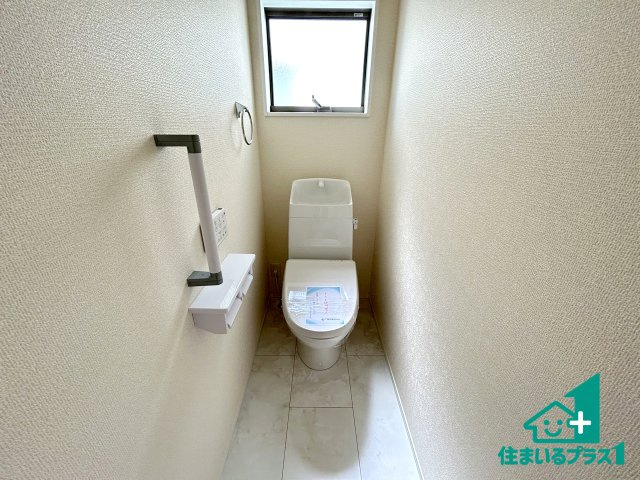 ●24(土)25(日)現地案内可能！　磯城郡田原本町黒田のトイレ|1・2階の2ヶ所にあるので、朝の忙しい時間の順番待ちもなく、深夜の利用にも大変便利です。