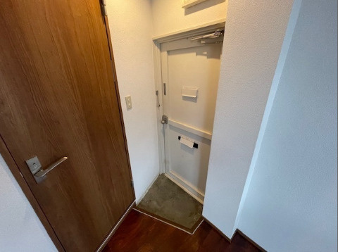 吉田ビルの玄関