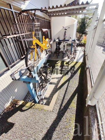 新中野スカイレジテルの周辺|駐輪スペース　建物裏にあります。
