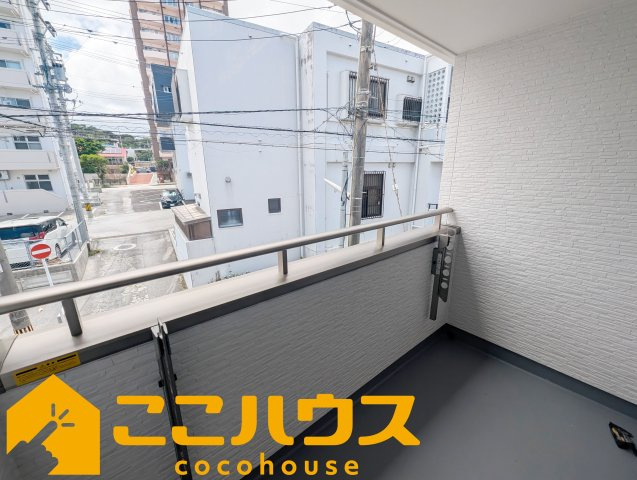 宜野湾市大謝名1丁目　新築戸建て　全2棟　A号棟のバルコニー|光を取り込みやすく、急な雨でも安心のインナーバルコニー
