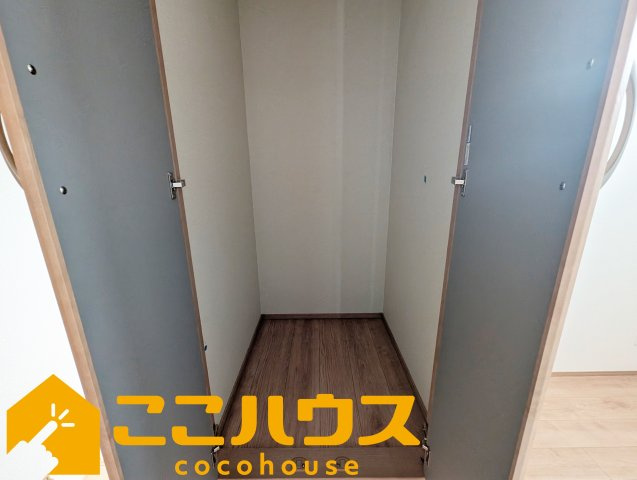 宜野湾市大謝名1丁目　新築戸建て　全2棟　A号棟の収納|2階の廊下にある便利な収納♪