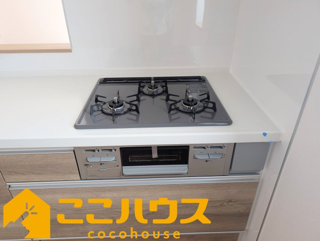 宜野湾市大謝名1丁目　新築戸建て　全2棟　A号棟のキッチン|三口コンロ