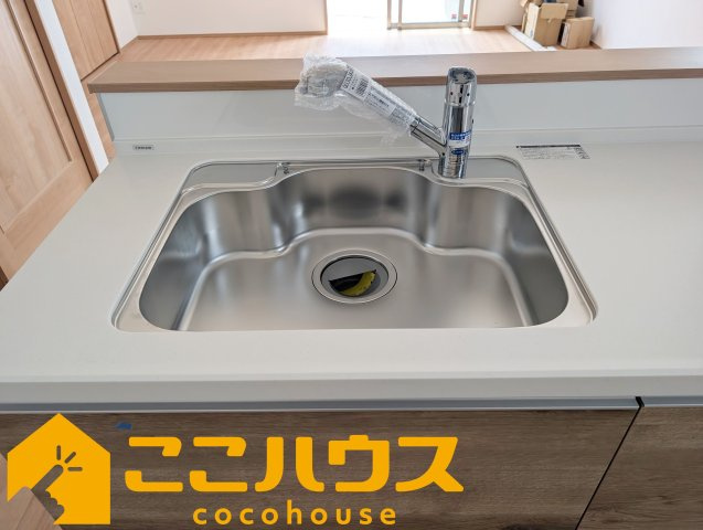 宜野湾市大謝名1丁目　新築戸建て　全2棟　A号棟のキッチン|洗い物のしやすいワイドシンク