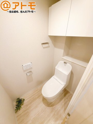 【トイレ】 | アルファステイツ藤枝駅南 | 清潔感のあるトイレです♪棚も設置されているので、掃除用具や消耗品なども収納可能です！