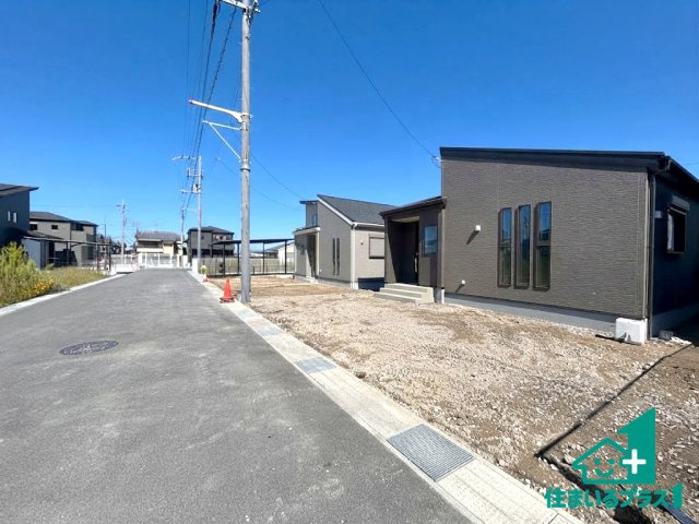 ●磯城郡田原本町黒田　第4期　新築一戸建ての前面道路含む現地写真|周辺は閑静な住宅街！前面道路広々で車の出し入れも便利です。駐車が苦手な方でも安心して車庫入れできます！