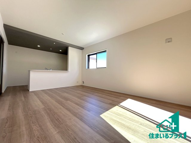●磯城郡田原本町黒田　第4期　新築一戸建ての居間・リビング|シンプルなリビングは、観葉植物等のインテリアを楽しめますね！パパ好みにも、ママ好みにも家具次第で雰囲気を変えることができます！