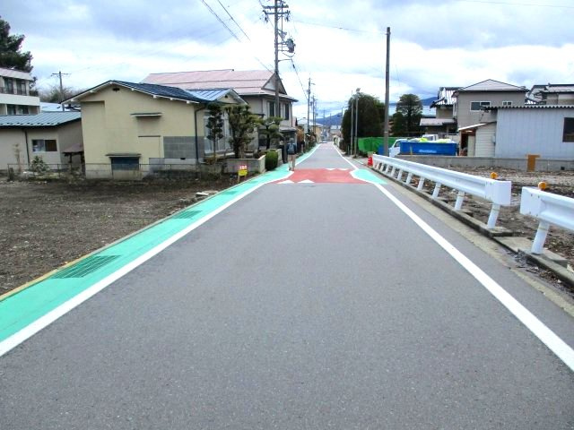 建築条件なし土地　岡谷市堀ノ内二丁目の前面道路含む現地写真