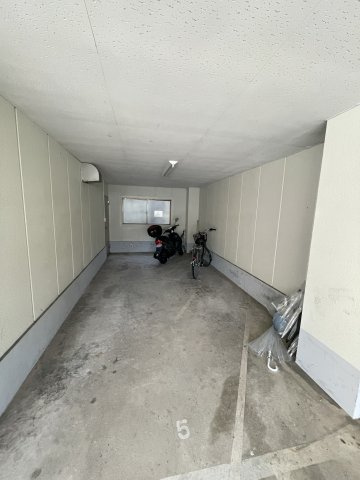 アクシス板宿の駐車場