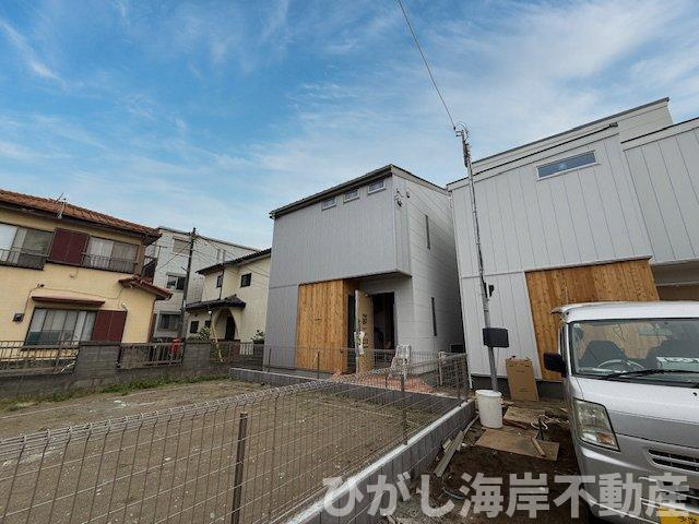 茅ヶ崎市十間坂1丁目　新築戸建　全2棟の外観|4月6日撮影　外構工事中　現地外観
