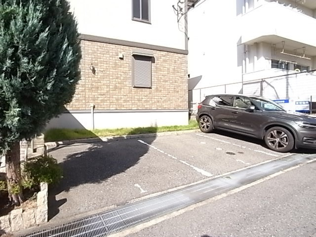 クレセントコートの駐車場