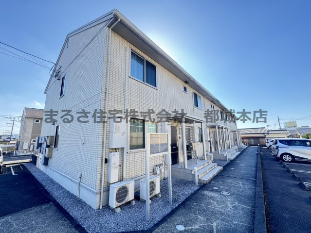 都城市年見町のアパート