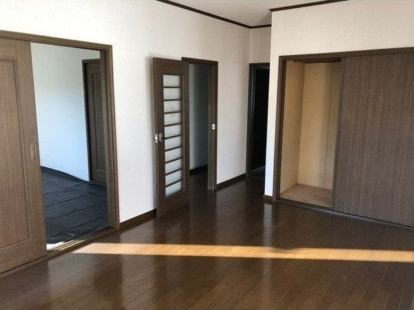 フリーデン F棟の洋室