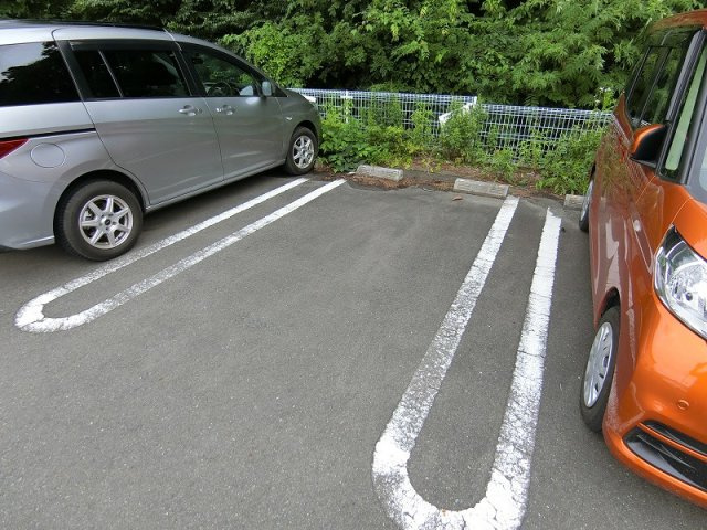 グローリープレースの駐車場