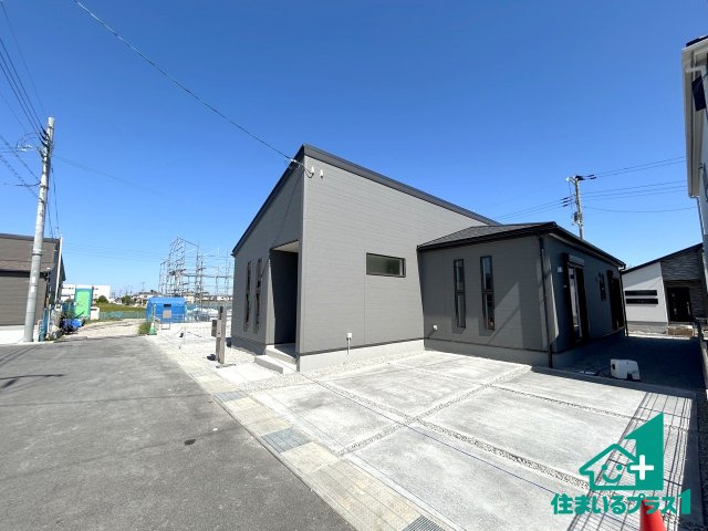 ●磯城郡田原本町黒田　第4期　新築一戸建ての前面道路含む現地写真|周辺は閑静な住宅街！前面道路広々で車の出し入れも便利です。駐車が苦手な方でも安心して車庫入れできます！