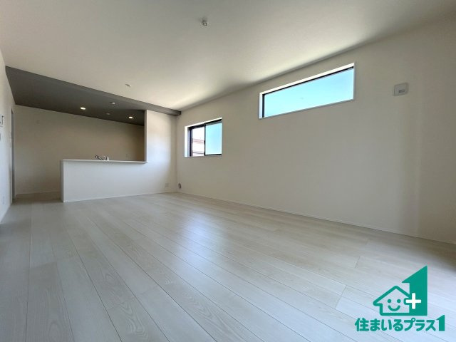 ●磯城郡田原本町黒田　第4期　新築一戸建ての居間・リビング|シンプルなリビングは、観葉植物等のインテリアを楽しめますね！パパ好みにも、ママ好みにも家具次第で雰囲気を変えることができます！