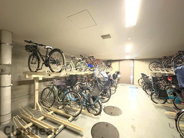 イニシア墨田押上の駐輪場|ドキドキの新生活も、安心してスタート。ぴったりの住まいを見つけませんか？クランディアが一緒に住まい選びをサポートします‼　まずは、お気軽にお問合せください　＃クランディア