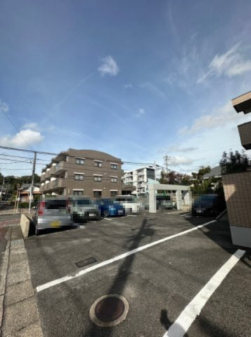 シャルマン光の駐車場