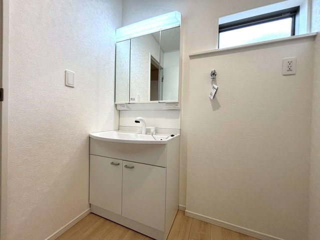 クワイエ　大垣市内原第１　全４区画分譲の独立洗面台|床材に受ける様々な傷や、温度・湿度変化による、クラックの発生を大幅に抑える特殊加工を施工済みです。
水栓はリフトアップできて両手が使えます。またハンドシャワーでも使えます。