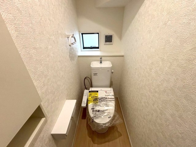 クワイエ　大垣市内原第１　全４区画分譲のトイレ|超表面平滑加工とイオンパワーの「セフィオンテクト」加工で、汚れが付きにくく落ちやすい仕様のトイレです。
またツイントルネード洗浄で少ない水でも前方の返し部分から後方部までしっかり洗浄できます！