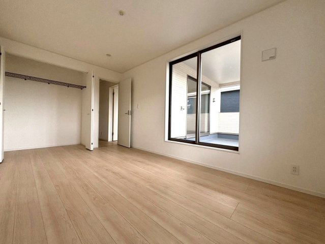 クワイエ　大垣市内原第１　全４区画分譲の寝室|全居室にたっぷり収納できる大型収納を設置。窓ガラスは、断熱性能や結露防止効果の高いペアガラスを採用！
高い断熱性と共にガラス面の結露対策にも効果を発揮し湿気によるカビの発生を抑止します。