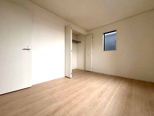 クワイエ　大垣市内原第１　全４区画分譲の洋室|建具やクロスなどをトータルデザインでコーディネートしており、室内に落ち着きと安らぎを与えてくれます。
全居室収納付き！寝室やお子様のお部屋がスッキリ片付きます。