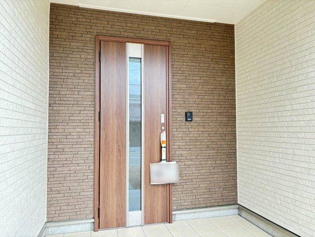 クワイエ　大垣市内原第１　全４区画分譲の玄関|玄関ドアの取手ハンドル部分にセンサーがついて、カードタイプ・シールタイプのキーで施錠が可能で便利です。
お買い物の荷物で手が塞がっていても、楽々開錠できます。毎日の外出前の時間も短縮されて快適です！