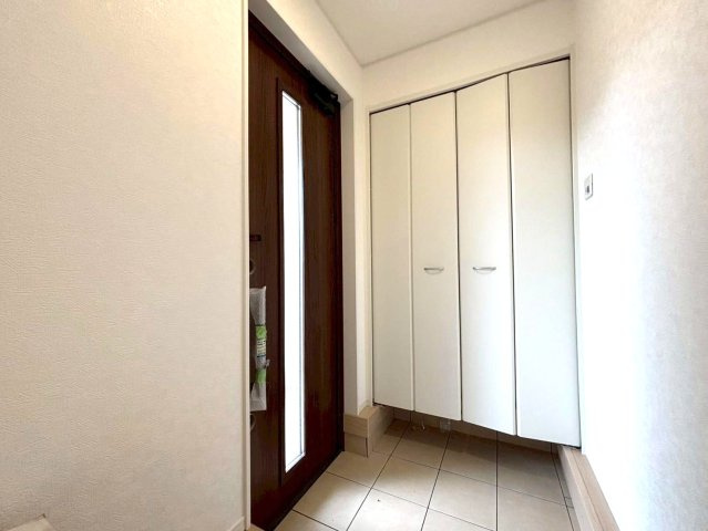 クワイエ　大垣市内原第１　全４区画分譲の玄関|大容量のシューズ収納付きで玄関周りもすっきり！玄関ドアからの光が玄関ホールを明るくしてくれます。