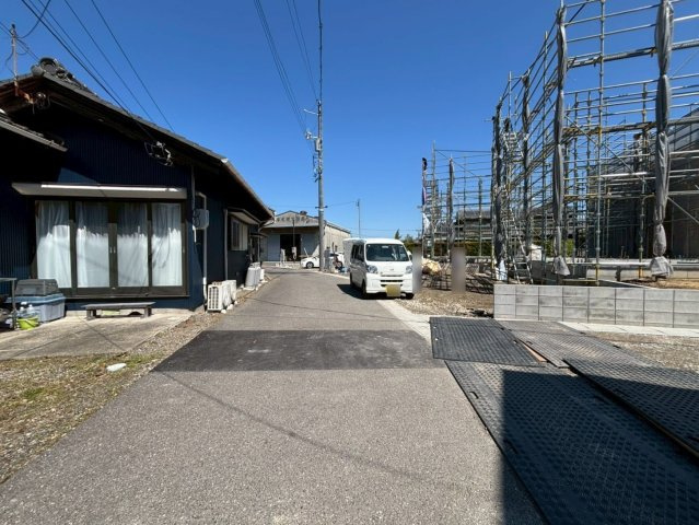 クワイエ　大垣市内原第１　全４区画分譲の前面道路含む現地写真|「現地（2026年4月2日）撮影」　
■前面道路　
■ヤマダ不動産　株式会社リライフ