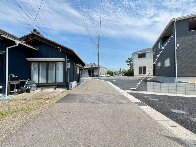 クワイエ　大垣市内原第１　全４区画分譲の前面道路含む現地写真|「現地（2026年6月11日）撮影」　
■前面道路　
■ヤマダ不動産　株式会社リライフ