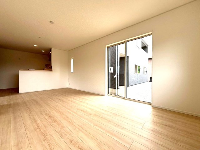 クワイエ　大垣市内原第１　全４区画分譲の居間・リビング|フローリング材は木目調でナチュラルな美しさ。様々な傷やクラックの発生を大幅に抑える特殊加工済みです。
床材に受ける様々な傷や、温度・湿度変化によるクラックの発生を大幅に抑える特殊加工を施工済み。