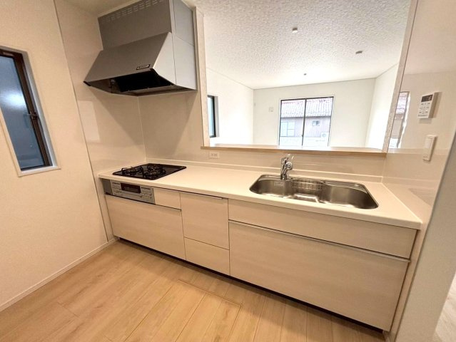 クワイエ　大垣市内原第１　全４区画分譲のキッチン|お手入れがラクなステンレスをワークスペース部分トップに使用した、機能的で美しいシステムキッチンです。
浄水器組込み水栓でシンクまわりがスッキリ広々お使いいただけます。フラットな造りでお掃除も楽々です。