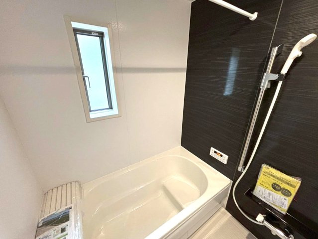 クワイエ　大垣市内原第１　全４区画分譲の浴室|保温浴槽使用で４時間たっても浴槽の湯温低下はわずか約2.5度の省エネ仕様です。【暖房換気乾燥機】付き！
サイドブロー機能を備えた省エネ衣類乾燥機です。窓付きの明るく清潔な空間でゆったりバスタイムを！