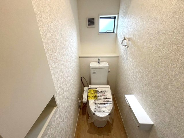 【商談中】クワイエ　大垣市内原第１　全４区画分譲のトイレ|超表面平滑加工とイオンパワーの「セフィオンテクト」加工で、汚れが付きにくく落ちやすい仕様のトイレです。
またツイントルネード洗浄で少ない水でも前方の返し部分から後方部までしっかり洗浄できます！