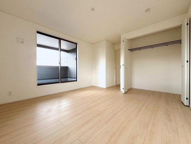 【商談中】クワイエ　大垣市内原第１　全４区画分譲の寝室|全居室にたっぷり収納できる大型収納を設置。窓ガラスは、断熱性能や結露防止効果の高いペアガラスを採用！
高い断熱性と共にガラス面の結露対策にも効果を発揮し湿気によるカビの発生を抑止します。