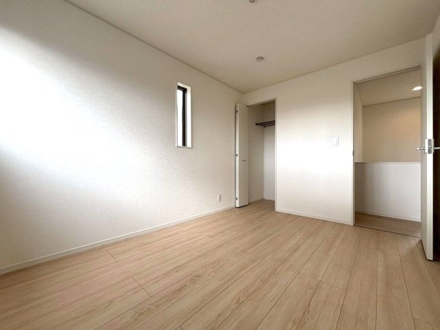 【商談中】クワイエ　大垣市内原第１　全４区画分譲の洋室|建具やクロスなどをトータルデザインでコーディネートしており、室内に落ち着きと安らぎを与えてくれます。
全居室収納付き！寝室やお子様のお部屋がスッキリ片付きます。